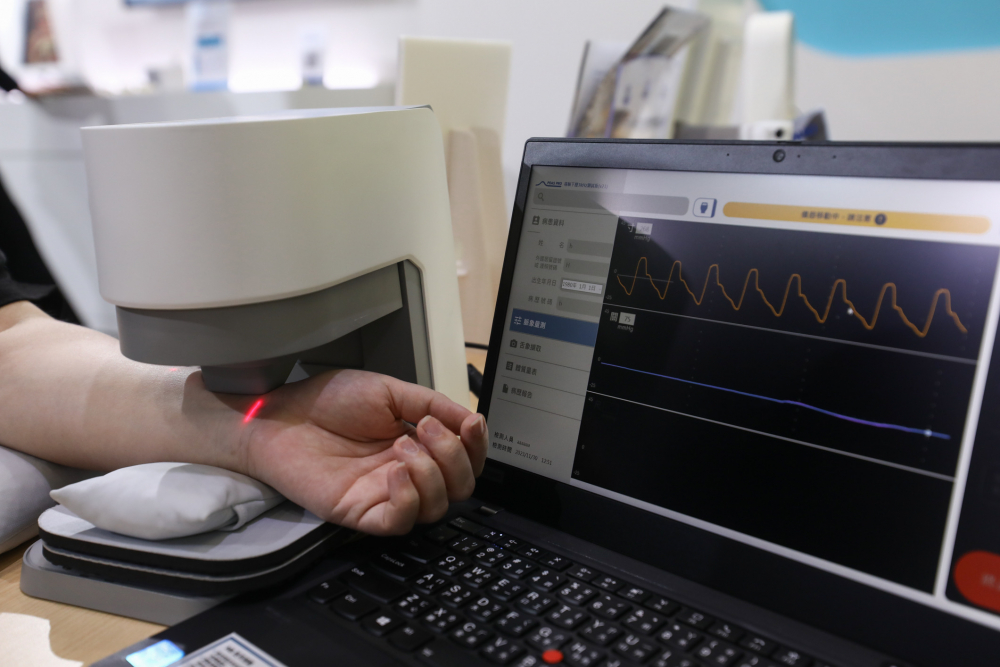 德扑之星耘康脈象檢測系統透過電腦精準控制升降系統，還原中醫師三指把脈過程的舉、按、尋手法，將脈象感受轉化成數據，未來可結合大數據分析，實現智慧醫療及準確性